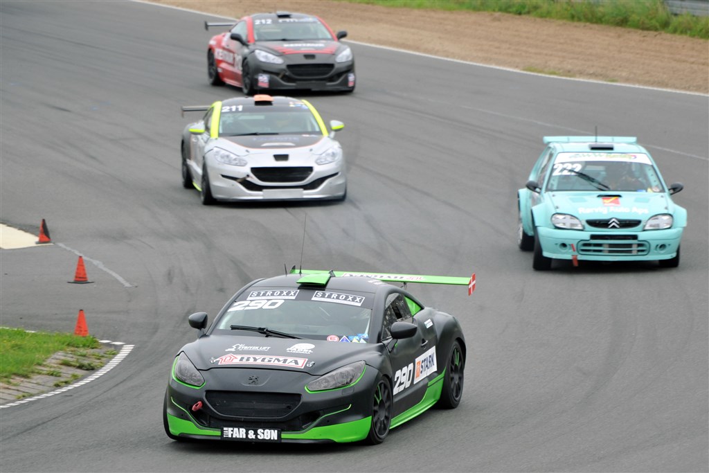 Søndagens løb bød på en fantastisk kamp i DEC2-divisionen mellem Team Far & Søn (290), WW Racing (222) og Dan Agro Racings to Peugeot RCZ’ere.
(Foto: Morten Alstrup)
